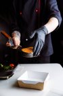 Chef dekoriert saftig gebratenes Lachssteak mit gegrilltem Gemüse — Stockfoto