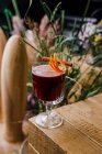Свіжий цитрусовий коктейль з цедрою та паличкою кориці — стокове фото