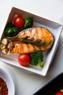 Вид сверху на сочный жареный лосось стейк с жареными овощами — стоковое фото