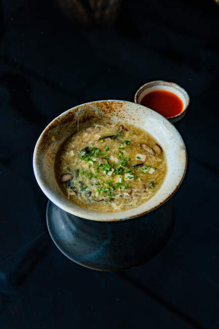 Leckere vegetarische grüne Suppe mit Sahne in Schüssel — Stockfoto