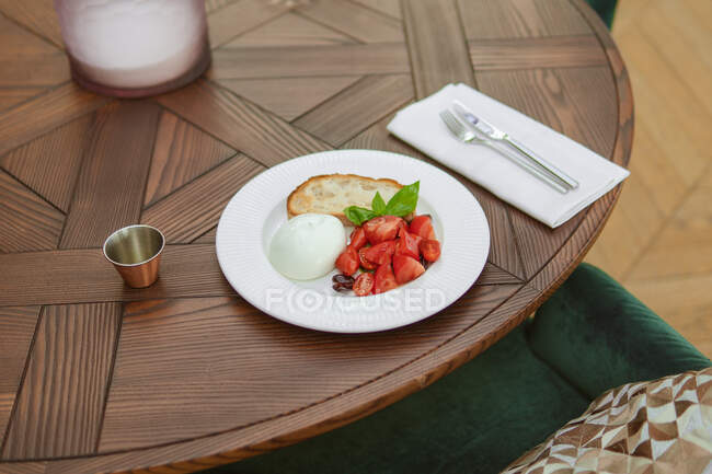 Свежий салат с моцареллой и помидорами черри — стоковое фото