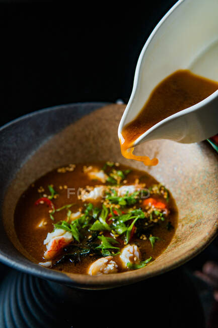 Крупный план изысканного супа с ингредиентами на столе — стоковое фото