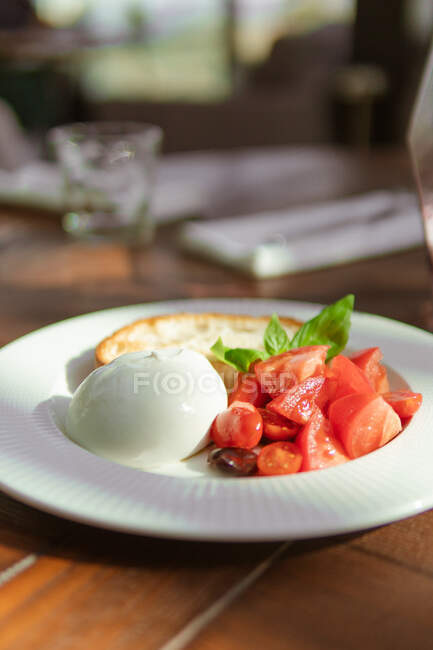 Свіжий салат, який подають з моцарелою та вишневими помідорами — стокове фото