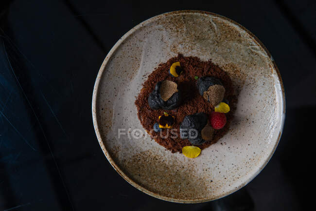 Tartufi di cioccolato con noci e bacche su sfondo nero — Foto stock