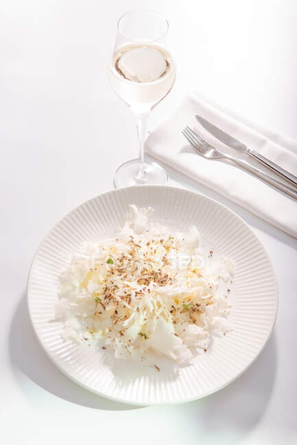 Вид вкусной рисовой лапши на белой тарелке — стоковое фото