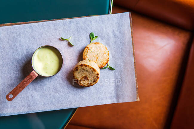 Vista superior de comida deliciosa em papel manteiga e molho na mesa — Fotografia de Stock