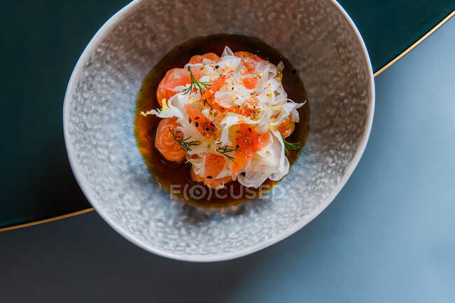 Крупним планом смачний салат з морепродуктів з лососем на тарілці, вид зверху — стокове фото