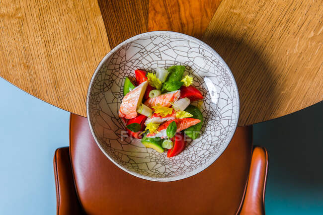 Vista dall'alto di deliziosa insalata sana con carne verdure fresche — Foto stock