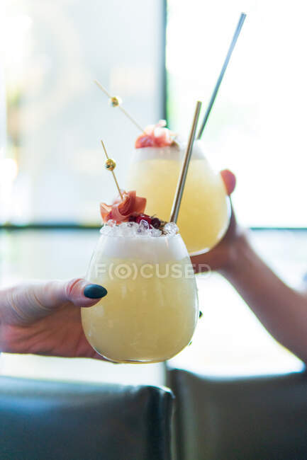 Plan recadré de personnes cliquetis verres avec de savoureux cocktails — Photo de stock