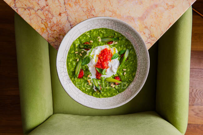 Здоровое питание и диета концепция с тарелкой зеленого блюда с травами, вид сверху — стоковое фото