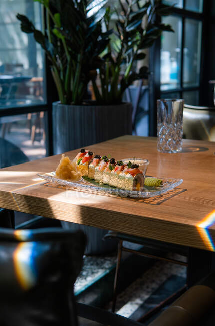Japanisches Essen. Luxus-Sushi-Set serviert im Restaurant — Stockfoto