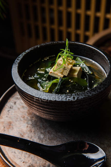 Primer plano vista de deliciosa sopa asiática Miso - foto de stock
