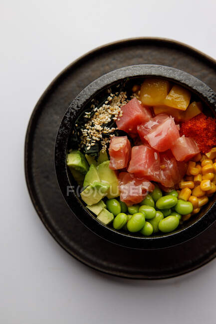Крупный план вкусной азиатской еды на белом столе — стоковое фото