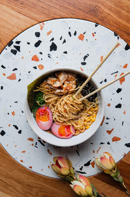 Top view of Asian Ramen with chicken meat and vegetables — Stock Photo