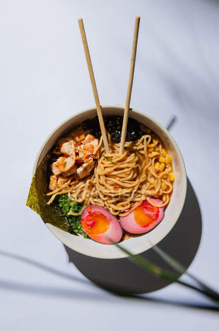 Vue du dessus du ramen asiatique avec viande de poulet et légumes — Photo de stock