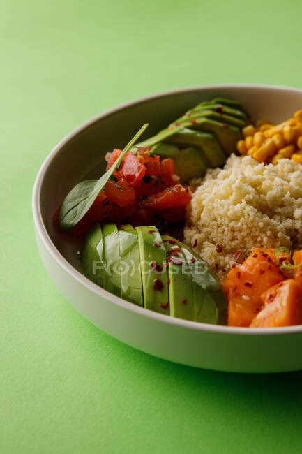 Vista de primer plano de un plato con trozos de cuscús y verduras - foto de stock
