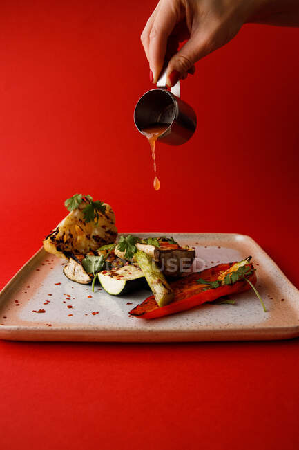 Closeup view of grilled vegetables with sauce — Stock Photo