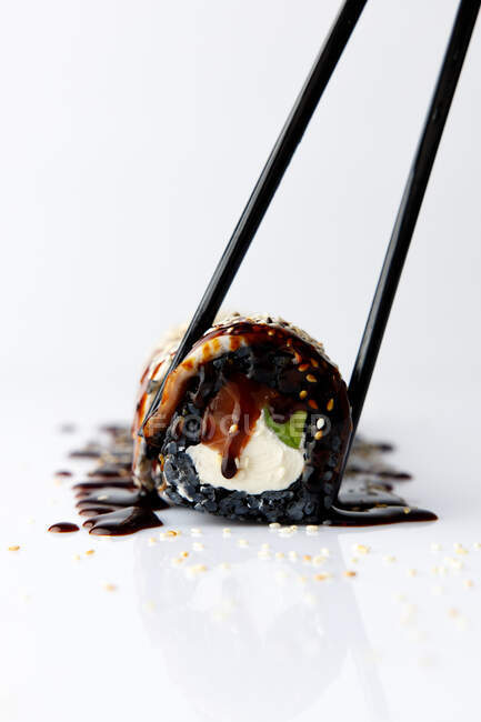 Uramaki japonais avec sauce teriyaki isolé sur fond blanc — Photo de stock