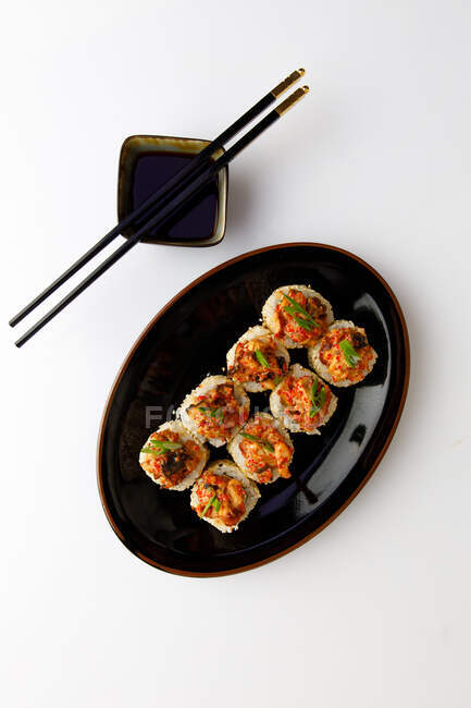 Conjunto de sushi japonês isolado no fundo branco — Fotografia de Stock