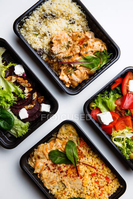 Вид сверху на различные виды здоровой пищи в одноразовой посуды — стоковое фото