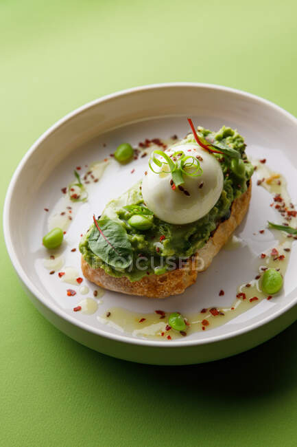 Vista close-up de torradas com guacamole e ovo — Fotografia de Stock