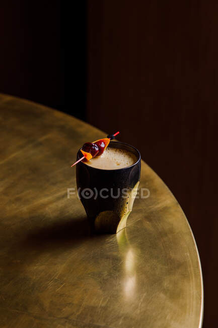 Кофе свежий коктейль с ломтиками апельсина и вишни на деревянном столе — стоковое фото