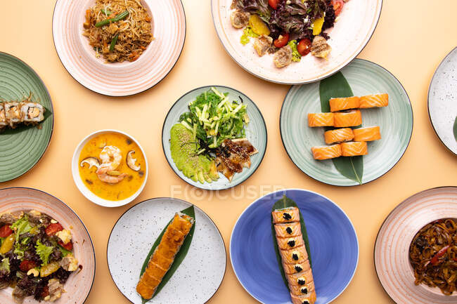 Serie di ciotole di vari pasti con verdure e piatti con salse — Foto stock