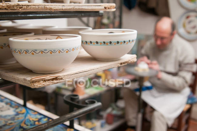 Tazas de té de cerámica pintada - foto de stock