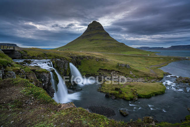 Cascata Kirkjufellsfoss e montagna Kirkjufell — Foto stock