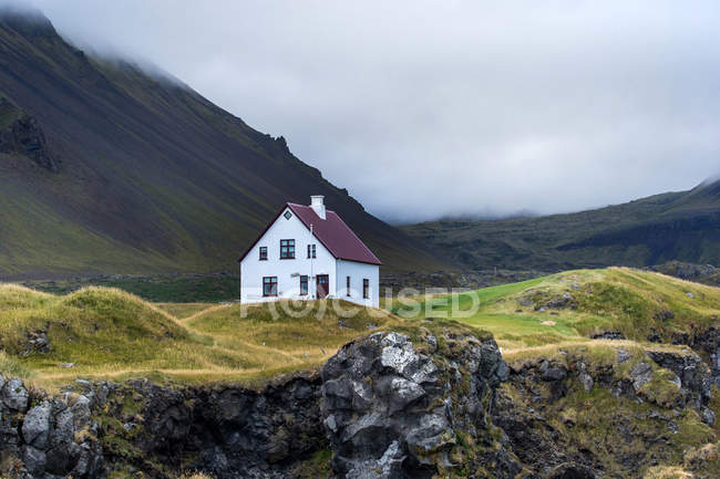 Farmhouse on hill in Iceland — Stock Photo