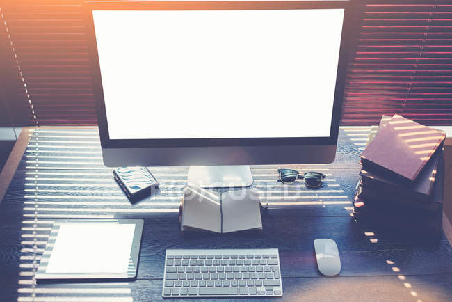 Maquette de bureau à domicile avec ordinateur PC et tablette numérique avec écran d'espace de copie vierge pour votre contenu promotionnel — Photo de stock