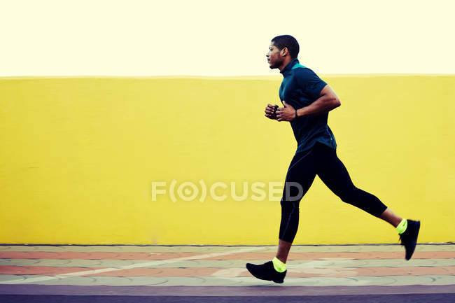 Retrato de corredor afro-americano - foto de stock