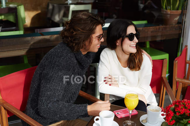 Young caucasian couple enjoying breakfast — Stock Photo