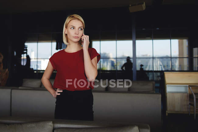 Businesswoman calling with mobile phone — Stock Photo