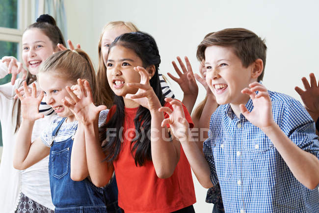 Kindergruppe genießt gemeinsamen Theaterclub — Stockfoto