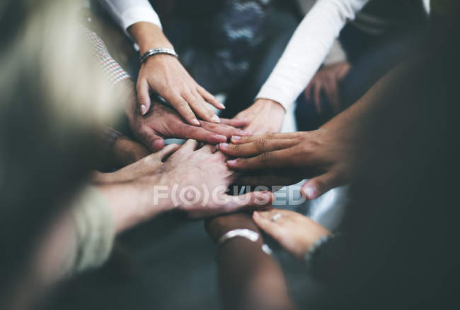 Gente con las manos juntas - foto de stock