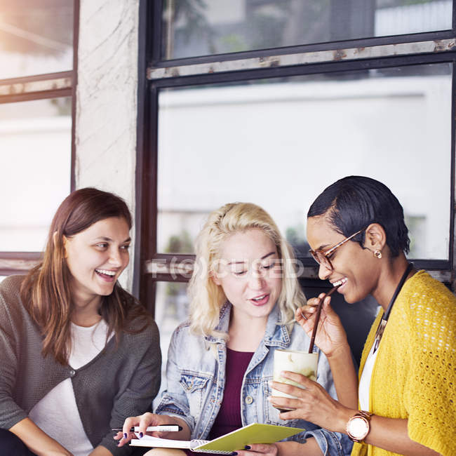 Mujer Drinking Coffee - foto de stock