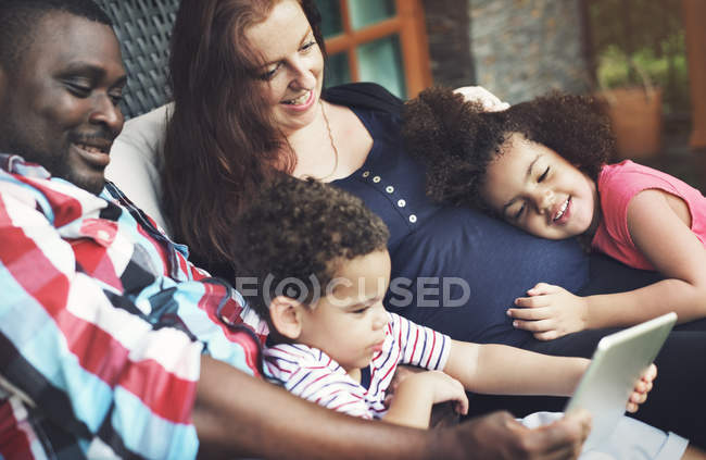 Familienvater, Mutter, Sohn, Tochter Liebeskonzept — Stockfoto