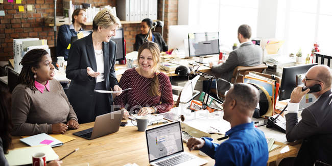 Team di lavoro discutendo — Foto stock