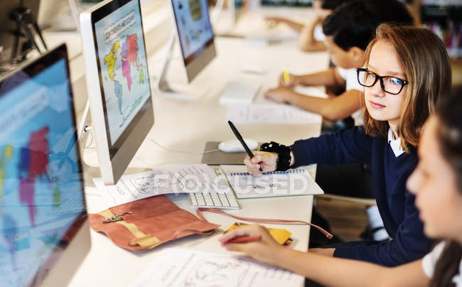 Alumnos de primaria en el aula de informática - foto de stock