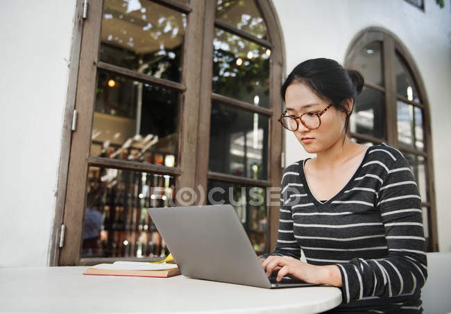 Mujer con dispositivo digital - foto de stock