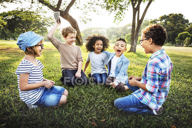 Lustige Kinder, die draußen spielen — Stockfoto