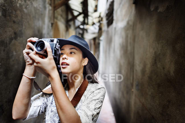 Подорожі жінка з камерою — стокове фото