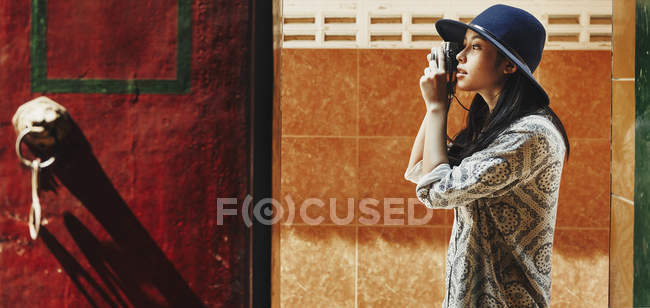 Красива дівчина в капелюсі з фотоапаратом — стокове фото