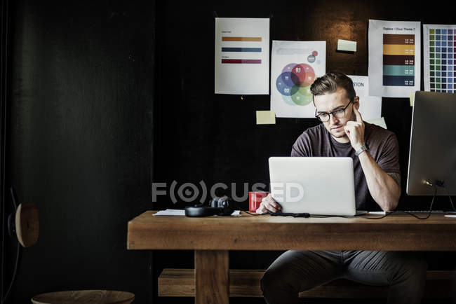 Photographer Working with laptop in studio — Stock Photo