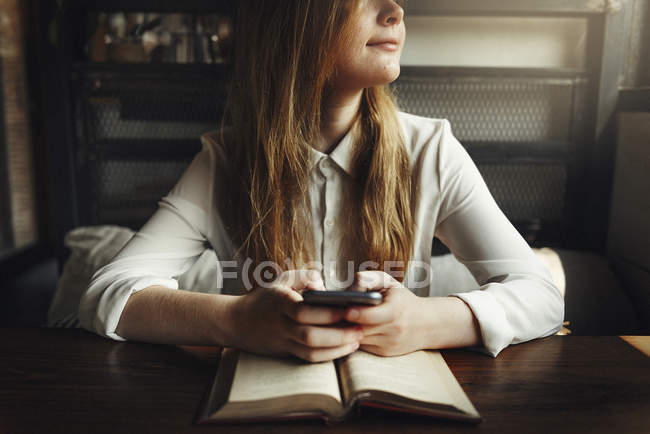 Mujer con portátil en la cafetería - foto de stock