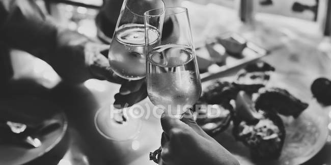 Paar stößt Champagner an — Stockfoto