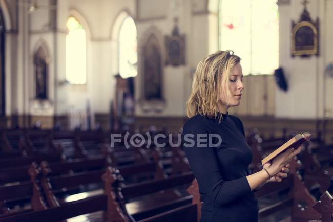 Frau steht in der Kirche — Stockfoto