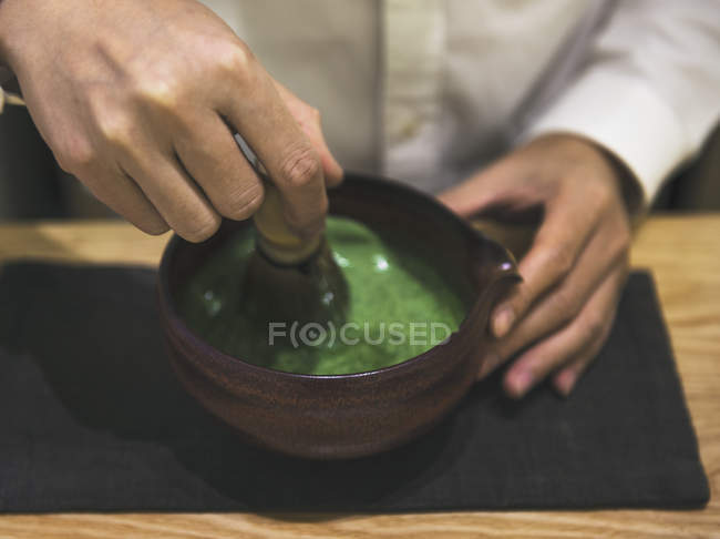 Personne préparant le Matcha japonais — Photo de stock