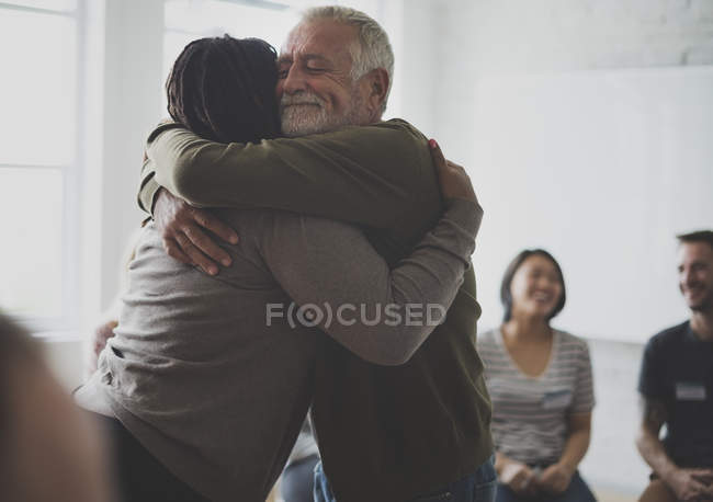 Homem abraçando mulher — Fotografia de Stock